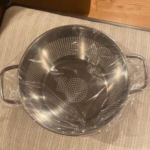 NWT Stainless Steel Colander with Handles - Silver